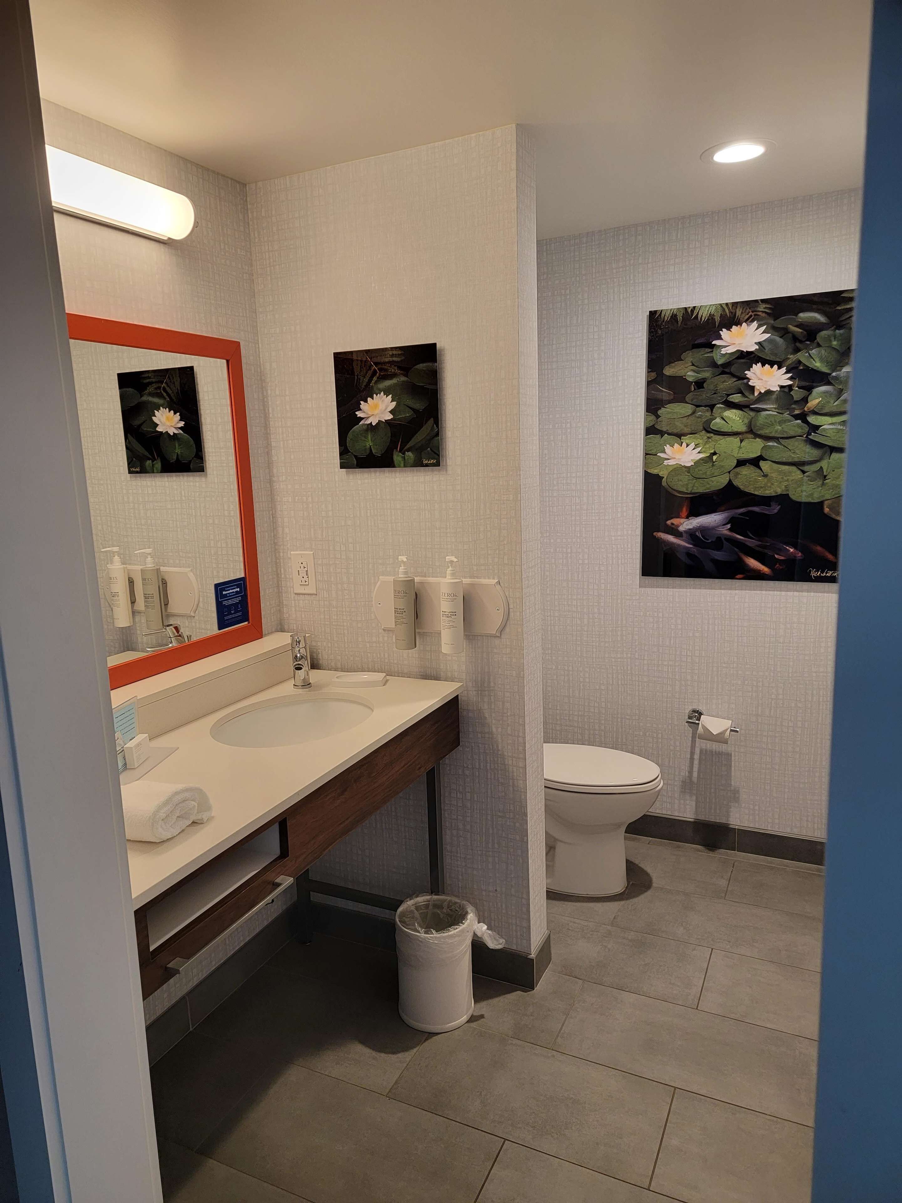 Suite, 1 King Bed, Non Smoking | Bathroom | Towels