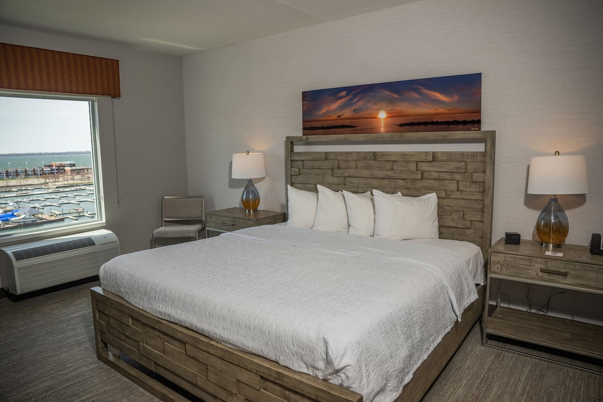 Suite, 1 cama King size, para no fumadores | Caja de seguridad en la habitación y escritorio