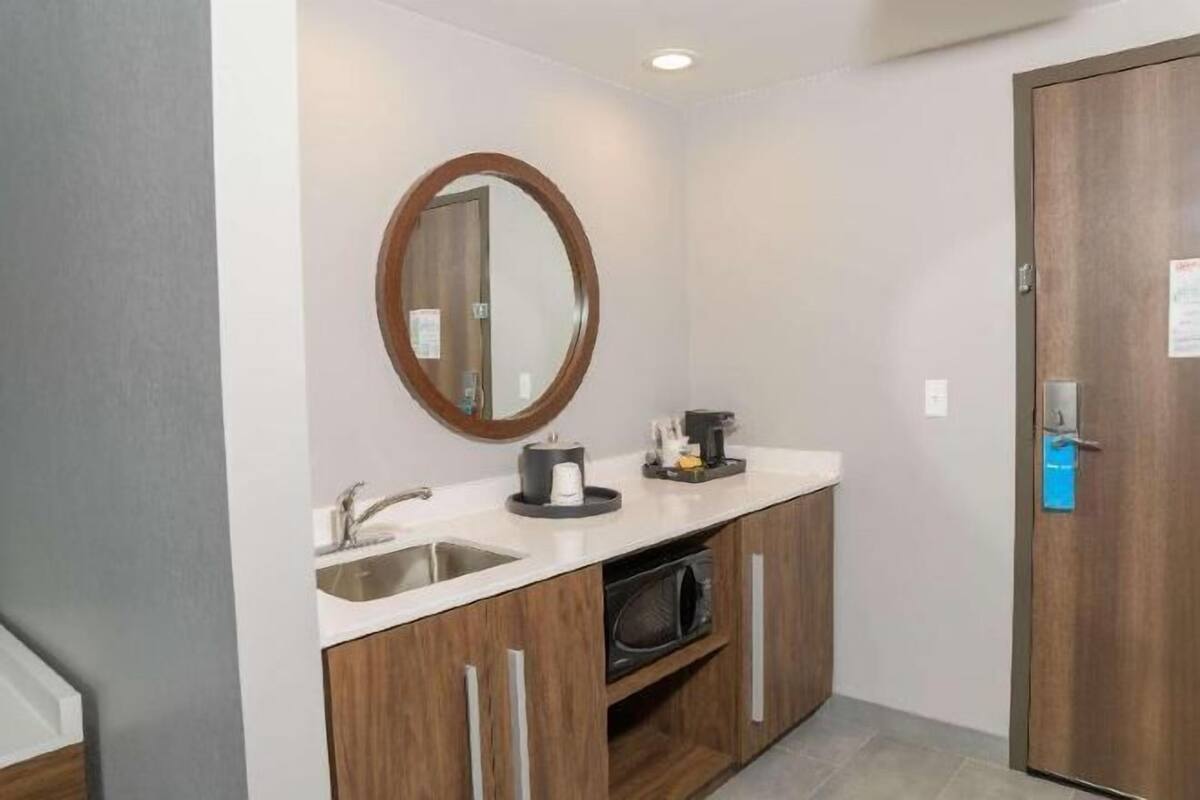 Private kitchen | Mini-fridge, microwave