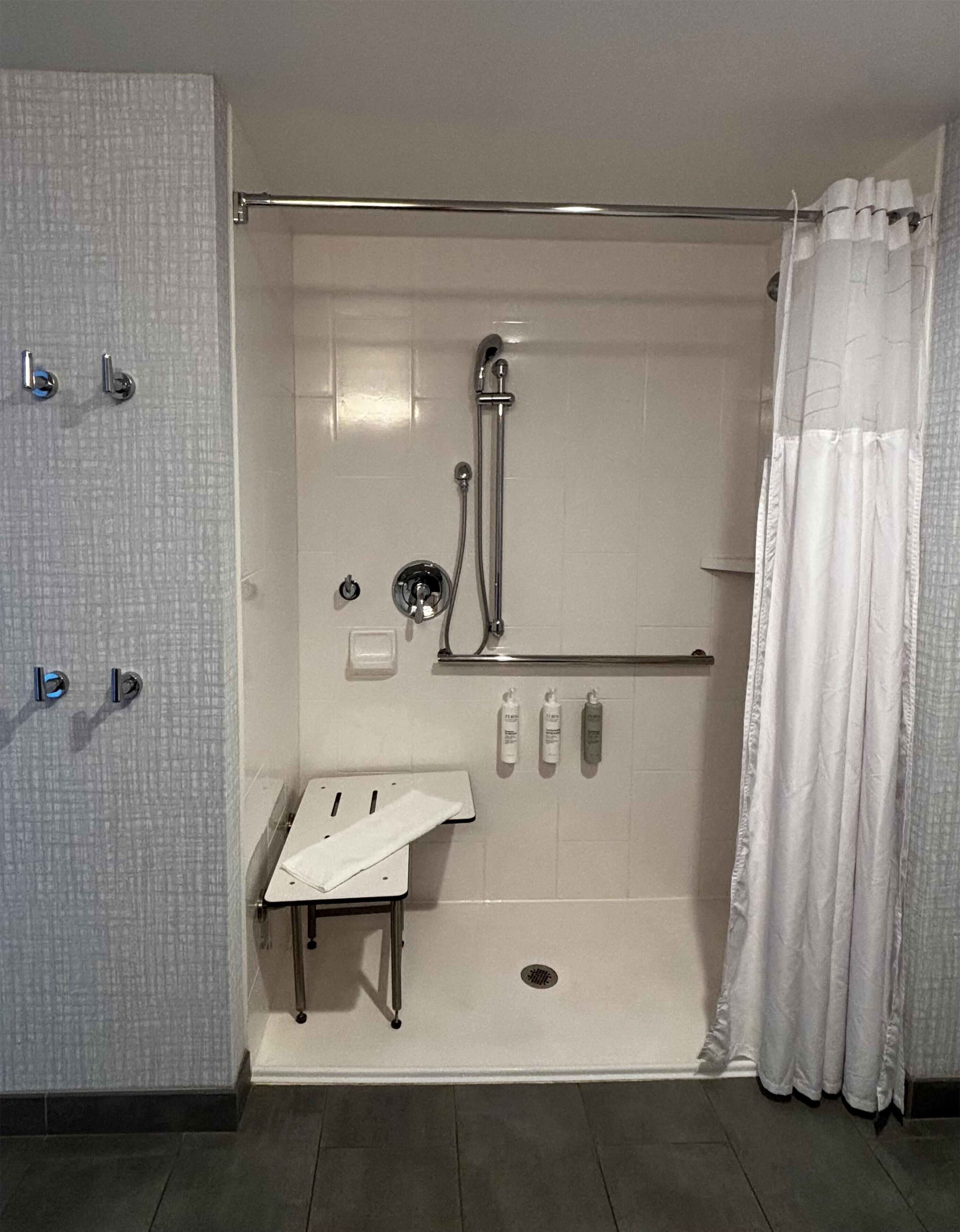Un baño con ducha, lavamanos e inodoro.