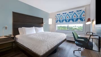 Een bureau, verduisterende gordijnen, een strijkplank/strijkijzer