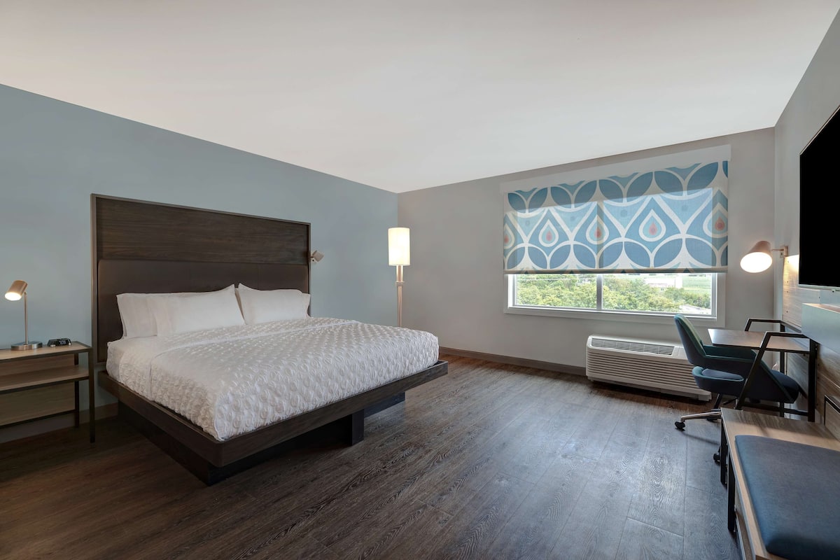 Room, 1 King Bed, Accessible (Mobility & Hearing, Roll-In Shower) | Desk, blackout drapes, iron/ironing board, free WiFi