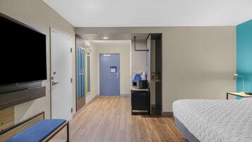 Room, 1 King Bed, Accessible, Bathtub (Mobility & Hearing)