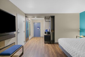 Room, 1 King Bed, Accessible, Bathtub (Mobility & Hearing) | Free WiFi, bed sheets