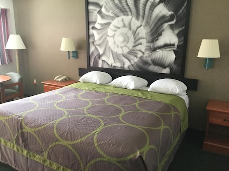 Standard Single Room, 1 King Bed, Non Smoking | Individually decorated, individually furnished, free WiFi, bed sheets