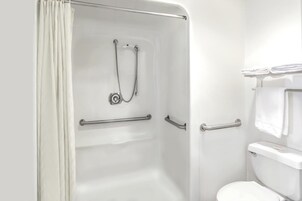 Habitación estándar, 1 cama doble, accesible para personas con discapacidad, fumadores | Ducha del cuarto de baño