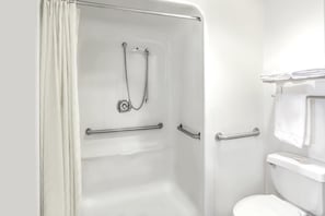 Quarto standard, 1 cama de casal, acessível, para fumantes | Chuveiro