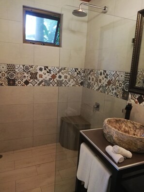 Chuveiro, secador de cabelo, toalhas de banho, sabonete