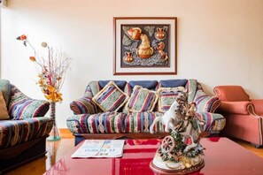 Una televisión, una chimenea, una oficina