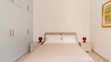 1 soverom, skrivebord, strykejern/-brett og reiseseng for barn