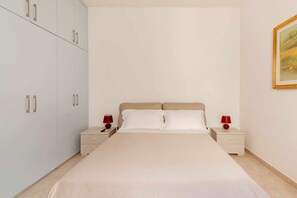 1 bedroom, desk, iron/ironing board, travel crib - Camelia Apartment in Brindisi Center in Salento Puglia (Brindisi)