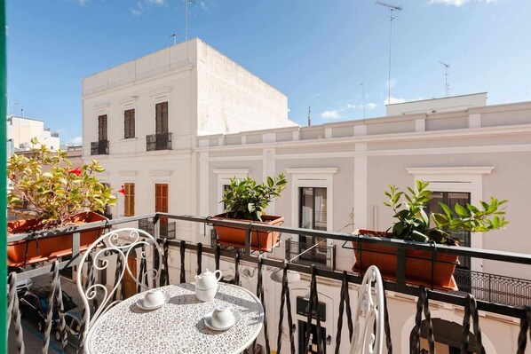 Outdoor dining - Camelia Apartment in Brindisi Center in Salento Puglia (Brindisi)