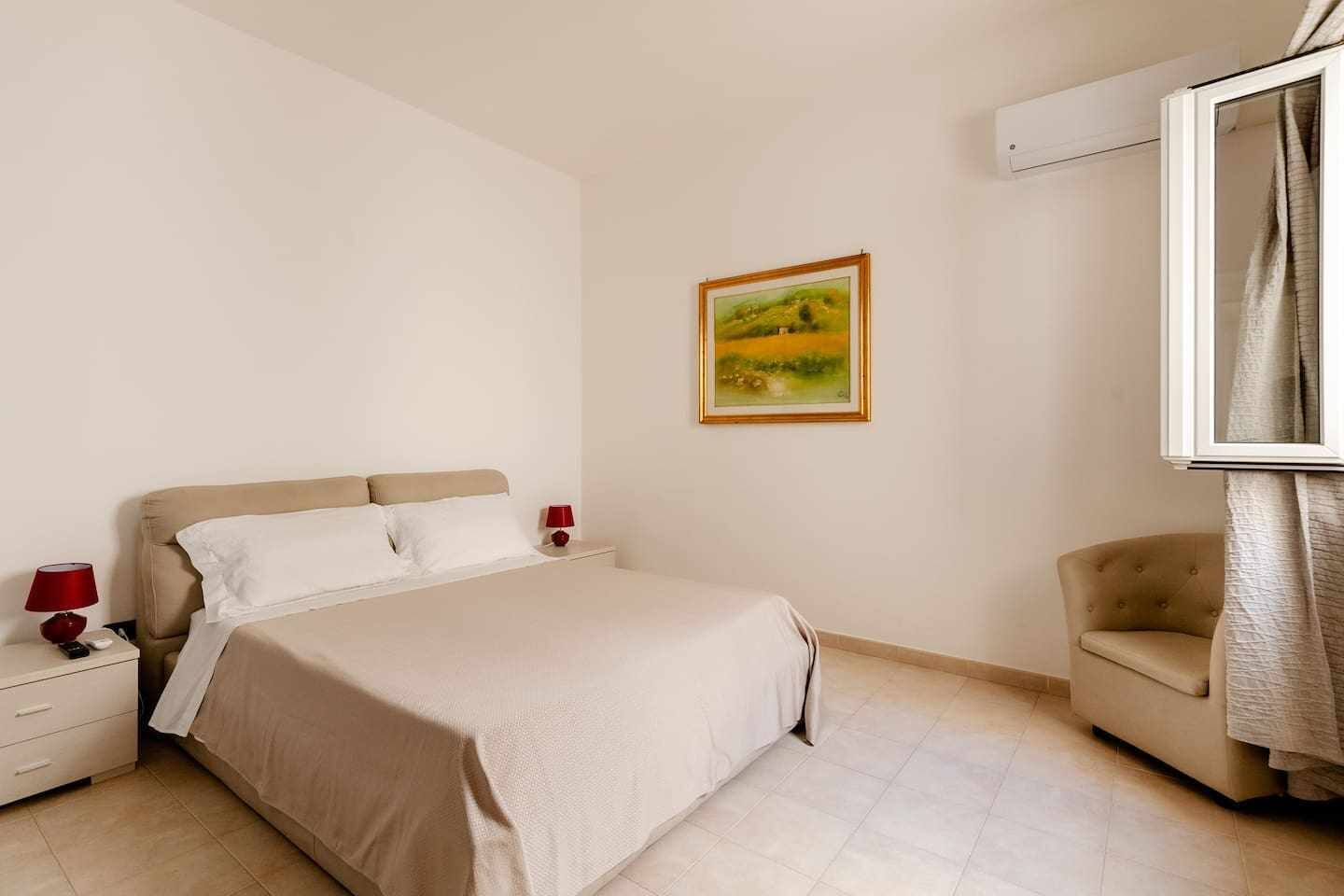 1 dormitorio, escritorio, tabla de planchar con plancha y cuna de viaje