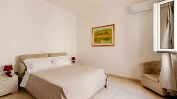 1 dormitorio, escritorio, tabla de planchar con plancha y cuna de viaje