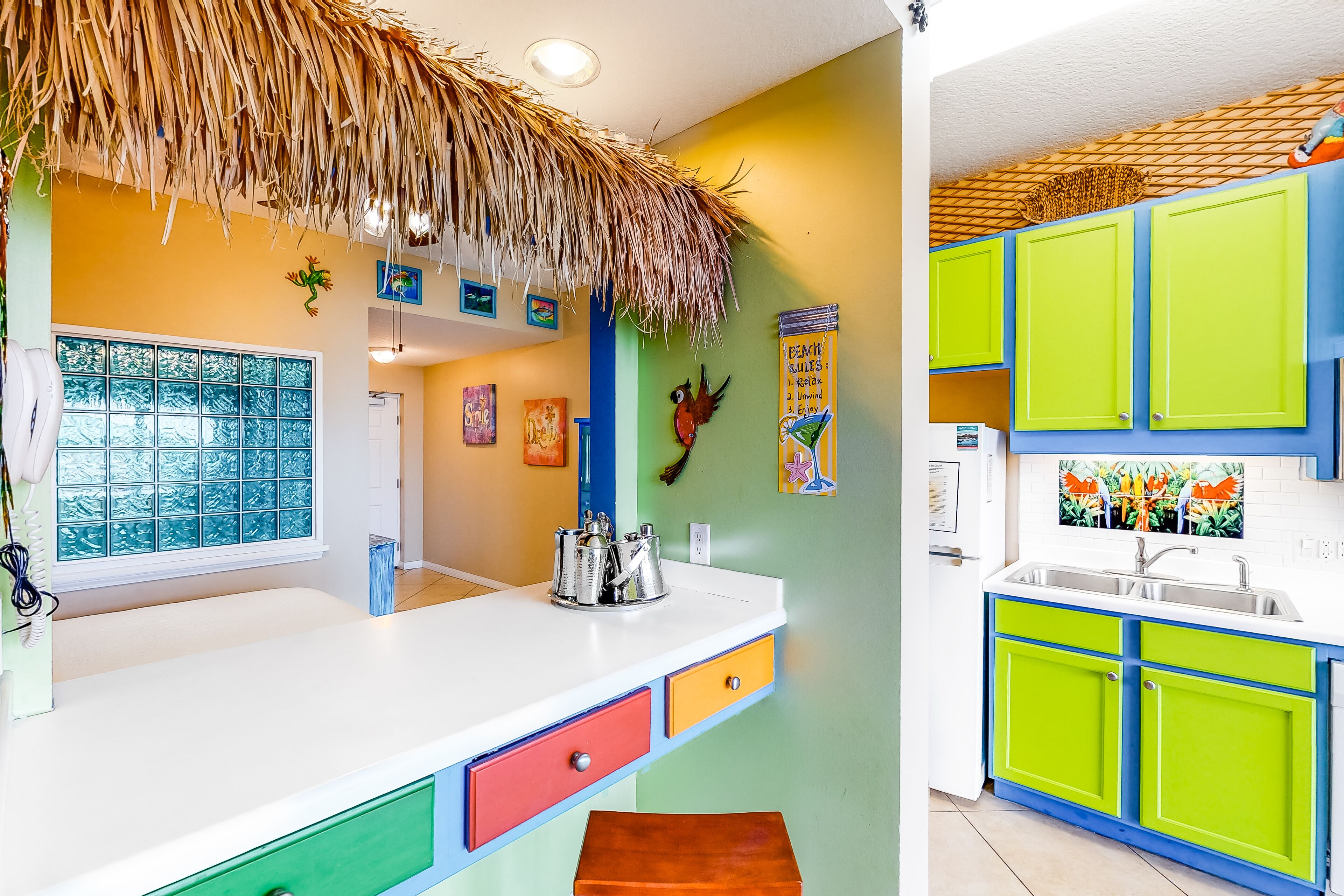 Refrigerador, microondas, placa de cocina, lavavajillas