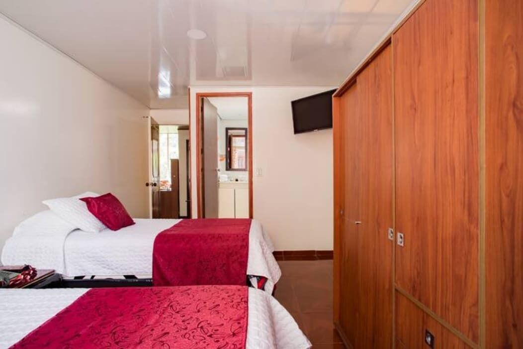 1 habitación, tabla de planchar con plancha, wifi y ropa de cama 