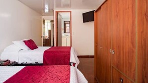Room - Historic House's Bedroom w/ Garden, Patio,  Private Bathroom, Smart TV & Free WiFi (Bogotá)