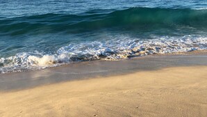 Une plage où les vagues déferlent sur le rivage.