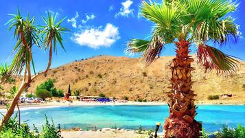 NĂ€ra stranden, solstolar och strandhanddukar