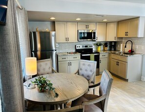 Fridge, microwave, oven, stovetop - The Monterey offers you this view in 45 seconds... (Redington Shores)