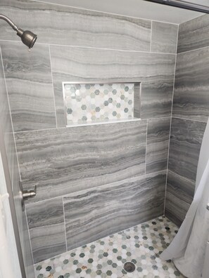 Een douche, een haardroger, handdoeken, zeep