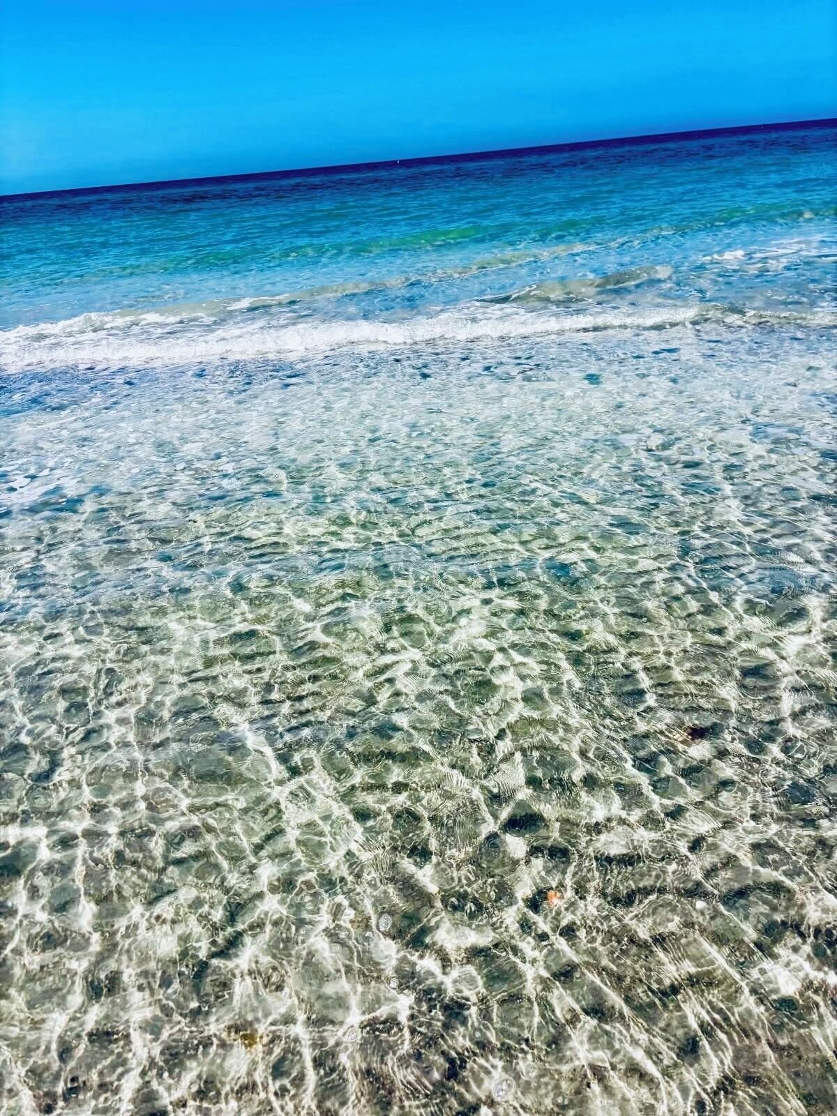 Sulla spiaggia, lettini da mare, teli da spiaggia