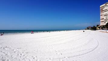 在海滩、沙滩椅、沙滩毛巾