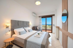 12 Schlafzimmer, Zimmersafe, Schreibtisch, Bügeleisen/Bügelbrett