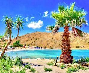 Plage à proximité, chaise longue, serviettes de plage