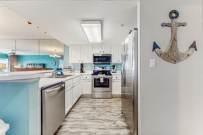 Refrigerador, microondas, horno y parrilla de estufa 