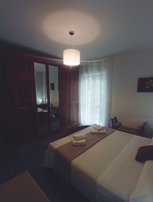 2 Schlafzimmer, Zimmersafe, Bügeleisen/Bügelbrett, WLAN