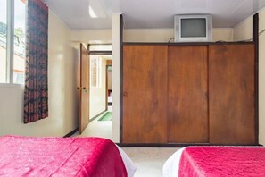1 dormitorio, tabla de planchar con plancha, wifi y ropa de cama