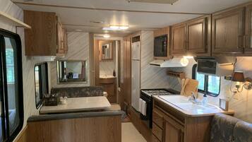 Frigorifero, microonde, forno, piano cottura