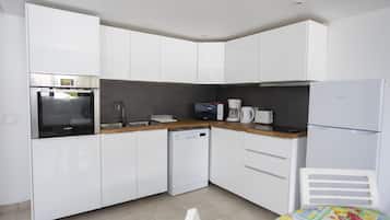 Jääkaappi, mikroaaltouuni, uuni, liesi