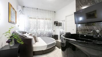 Honeymoon Suite | Minibar, individually decorated, desk, soundproofing