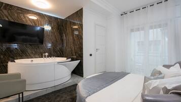 Honeymoon Suite | 1 bedroom, minibar, individually decorated, desk