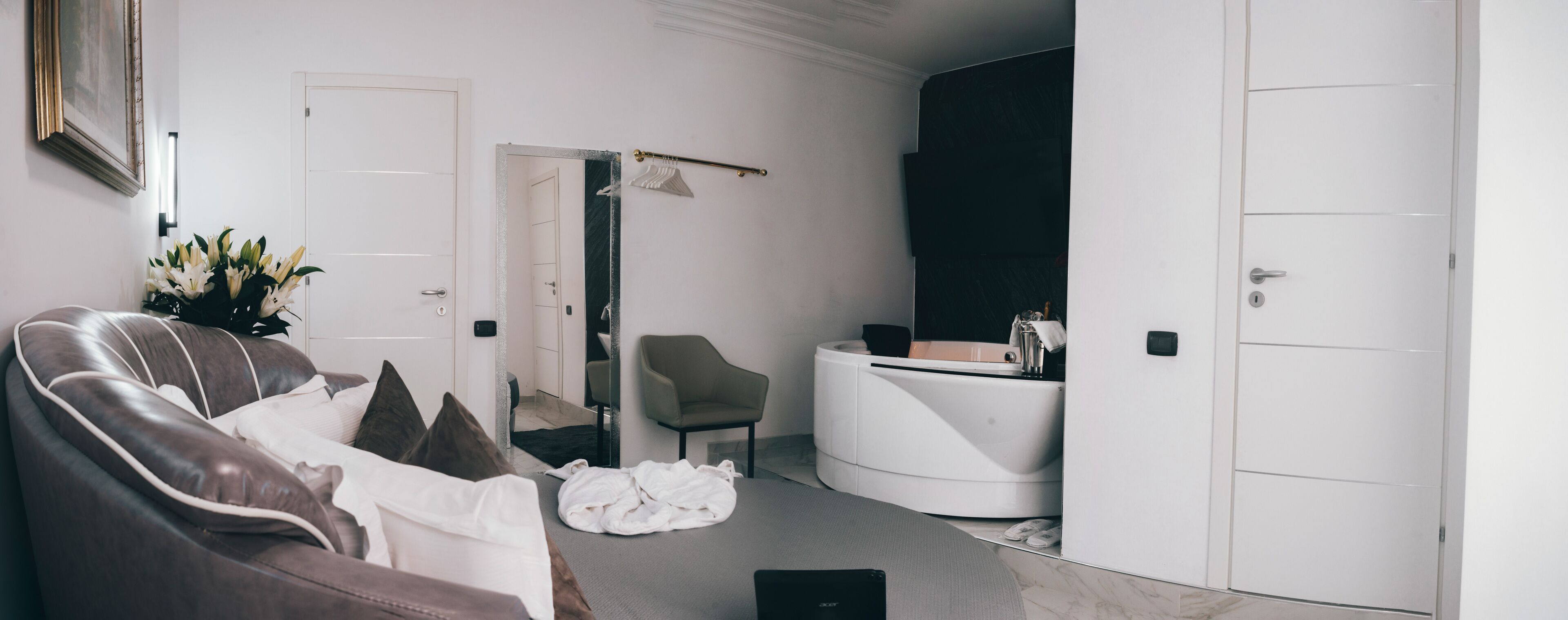 Honeymoon Suite | Minibar, individually decorated, desk, soundproofing