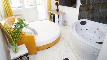 Honeymoon Suite | Minibar, individuell dekoriert, Schreibtisch, schallisolierte Zimmer