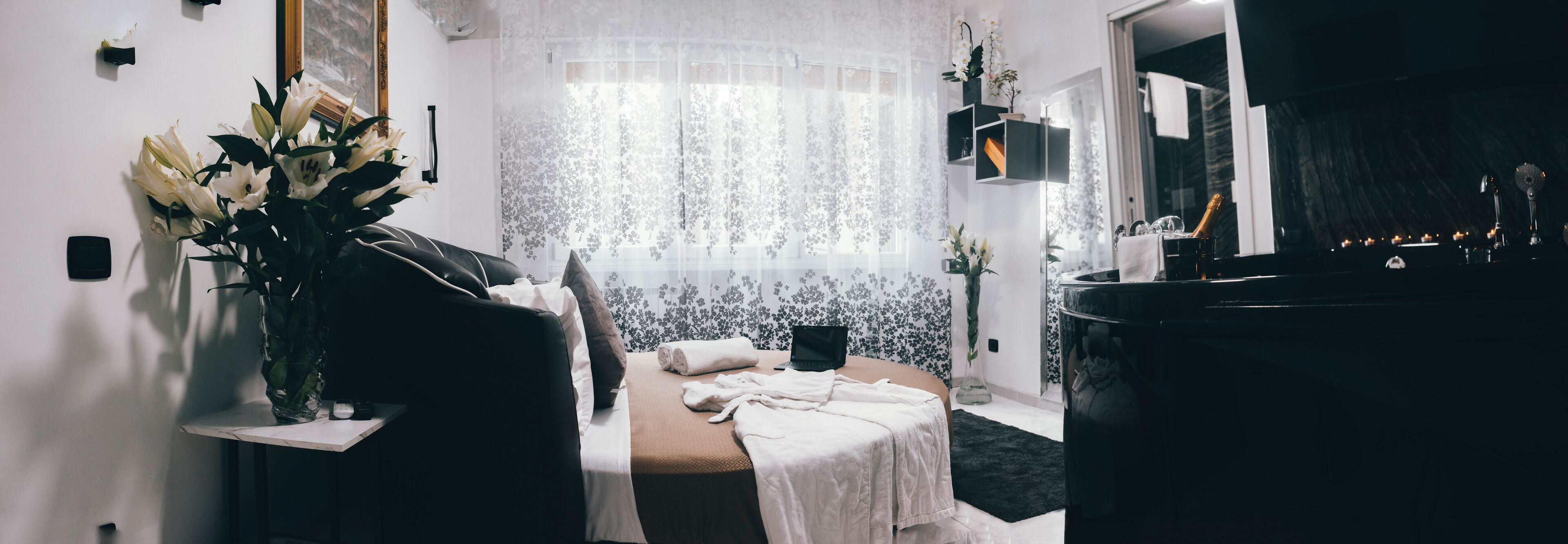 Honeymoon Suite | Minibar, individually decorated, desk, soundproofing