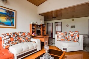 TV, fireplace, offices - TOURISTIC HOUSE 207/3-SU HOGAR LEJOS DE CASA (Bogotá)