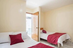 1 dormitorio, tabla de planchar con plancha, wifi y ropa de cama