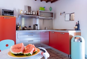Réfrigérateur, surface de cuisson, bouilloire électrique, grille-pain