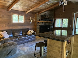 Fernseher, Kamin, DVD-Player