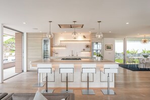 Jääkaappi, mikroaaltouuni, uuni, liesi