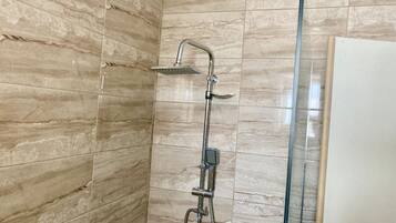 Estudio clásico | Baño | Regadera, secadora de cabello, toallas, jabón