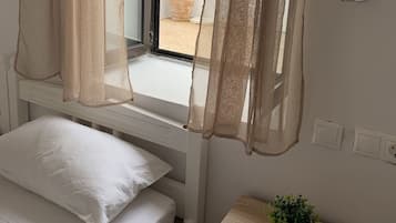 Estudio clásico | Decoración personalizada, muebles diferentes y cuna de viaje