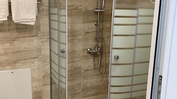 Studio Confort | Salle de bain | Douche, sèche-cheveux, serviettes fournies, savon