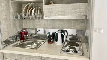 Réfrigérateur, plaque de cuisson, bouilloire électrique, chaise haute