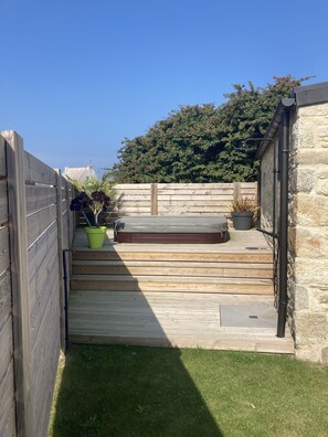 Terrace/patio - Gîte de Ty Nevez, Brittany (Santec) spa, 300 m from the beach. (Santec)