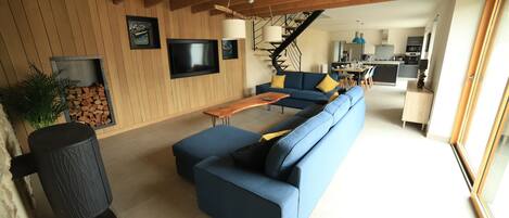 Televisión y chimenea